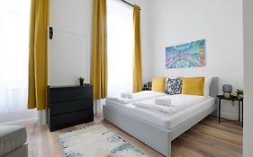 Standard Apartment By Hi5- Rakoczi Studio